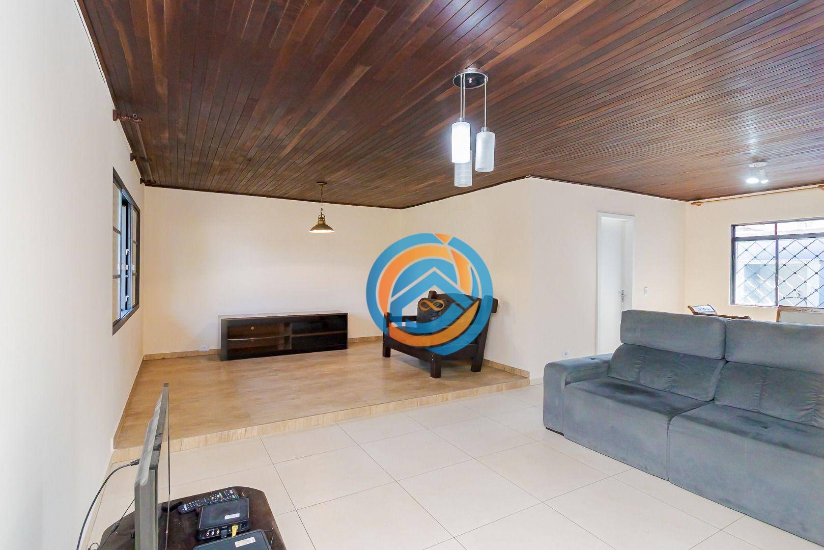 Casa à venda com 3 quartos, 220m² - Foto 3