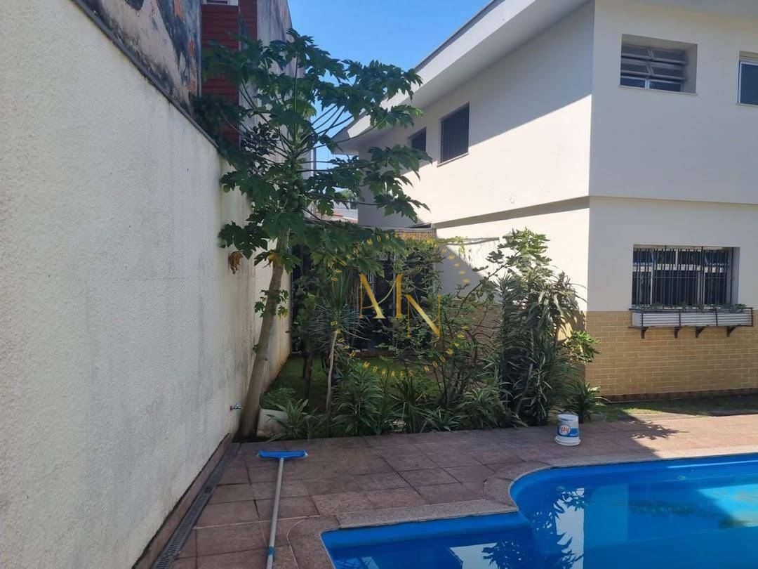 Sobrado à venda com 5 quartos, 300m² - Foto 1