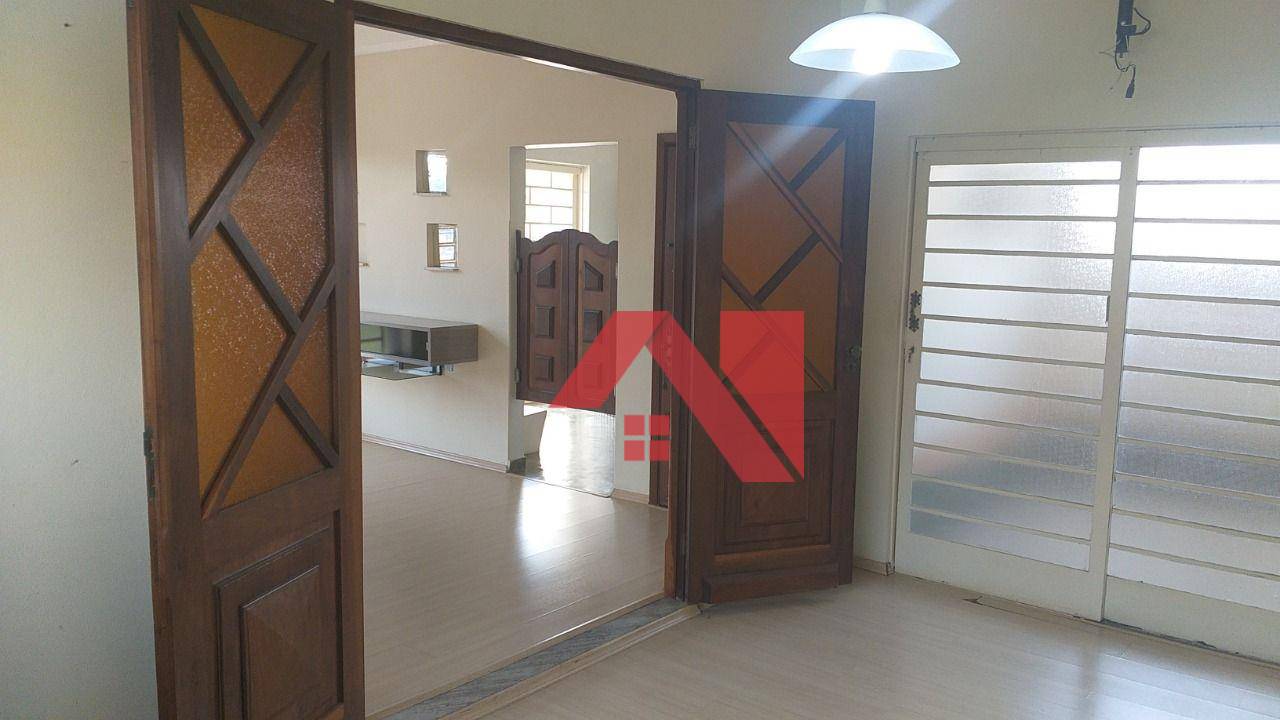 Casa à venda com 3 quartos, 240m² - Foto 2