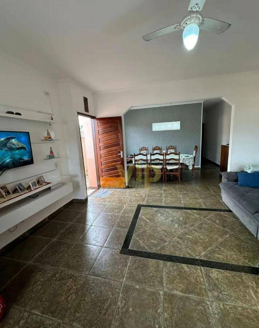 Casa à venda com 3 quartos, 200m² - Foto 1