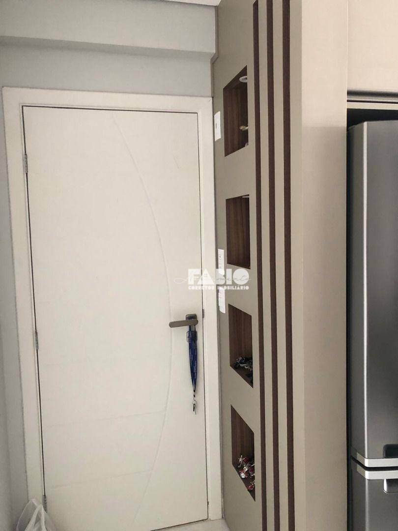 Apartamento à venda com 3 quartos, 96m² - Foto 2