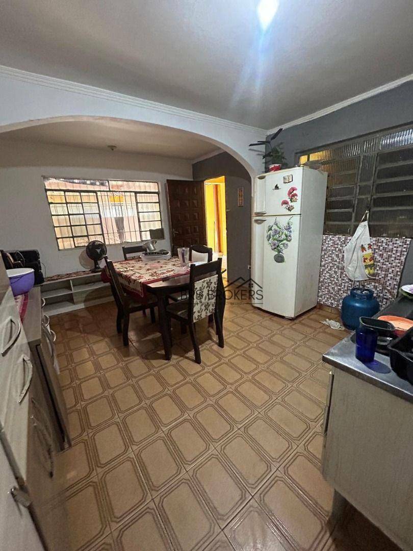 Sobrado à venda com 5 quartos, 200m² - Foto 2