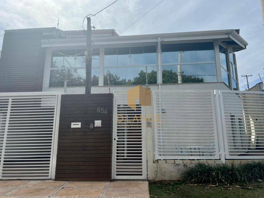 Casa à venda com 3 quartos, 239m² - Foto 1