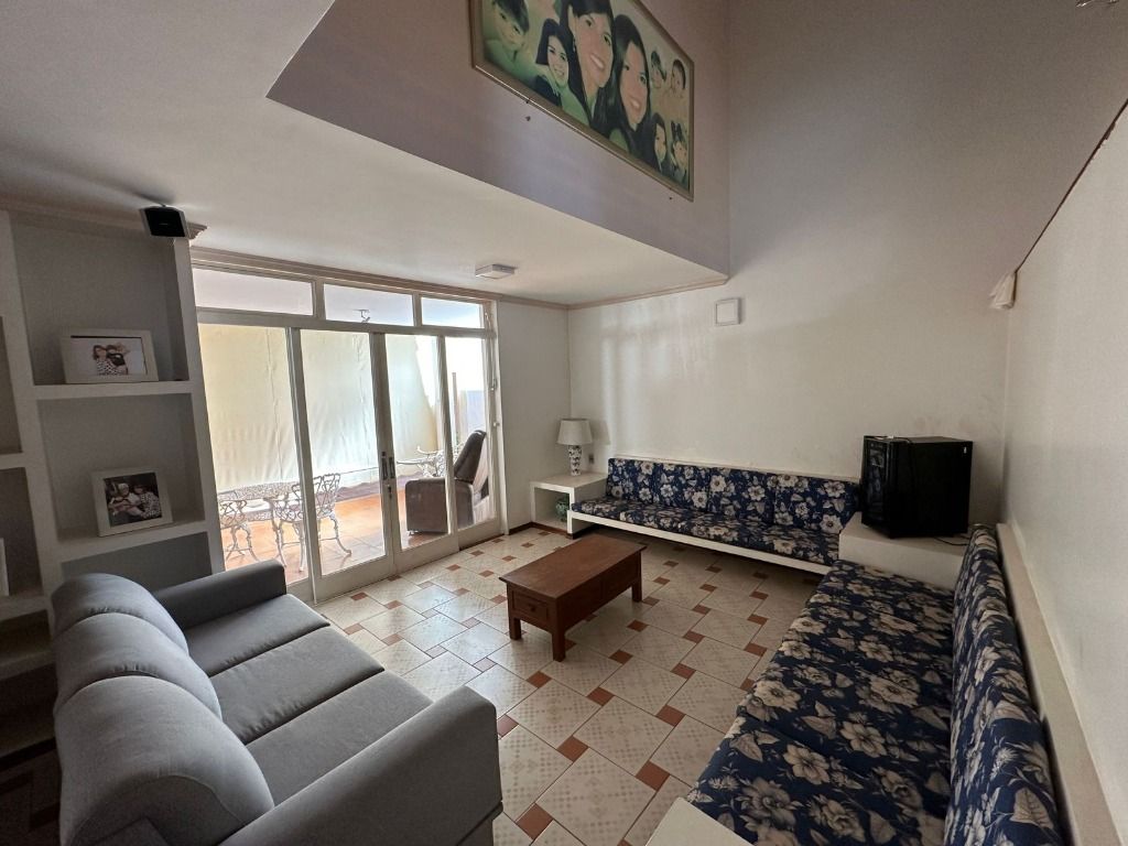 Casa para alugar com 3 quartos, 318m² - Foto 1