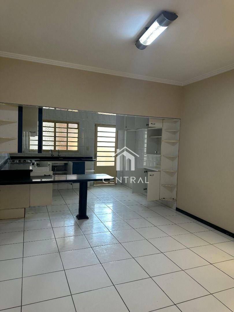Sobrado à venda com 3 quartos, 195m² - Foto 1