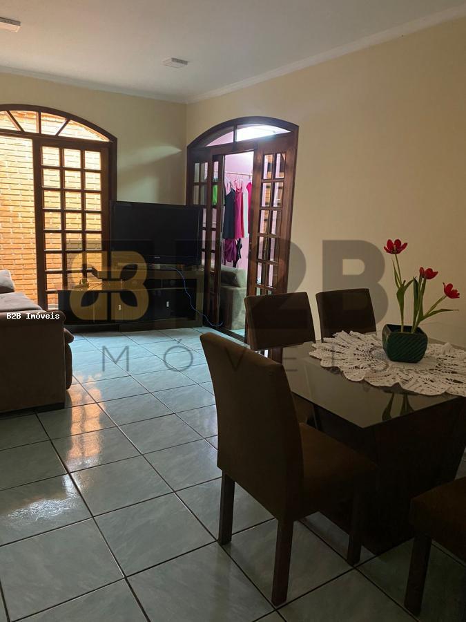 Casa à venda com 4 quartos, 185m² - Foto 1