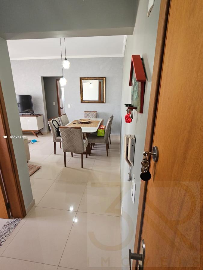 Apartamento à venda com 2 quartos, 70m² - Foto 2