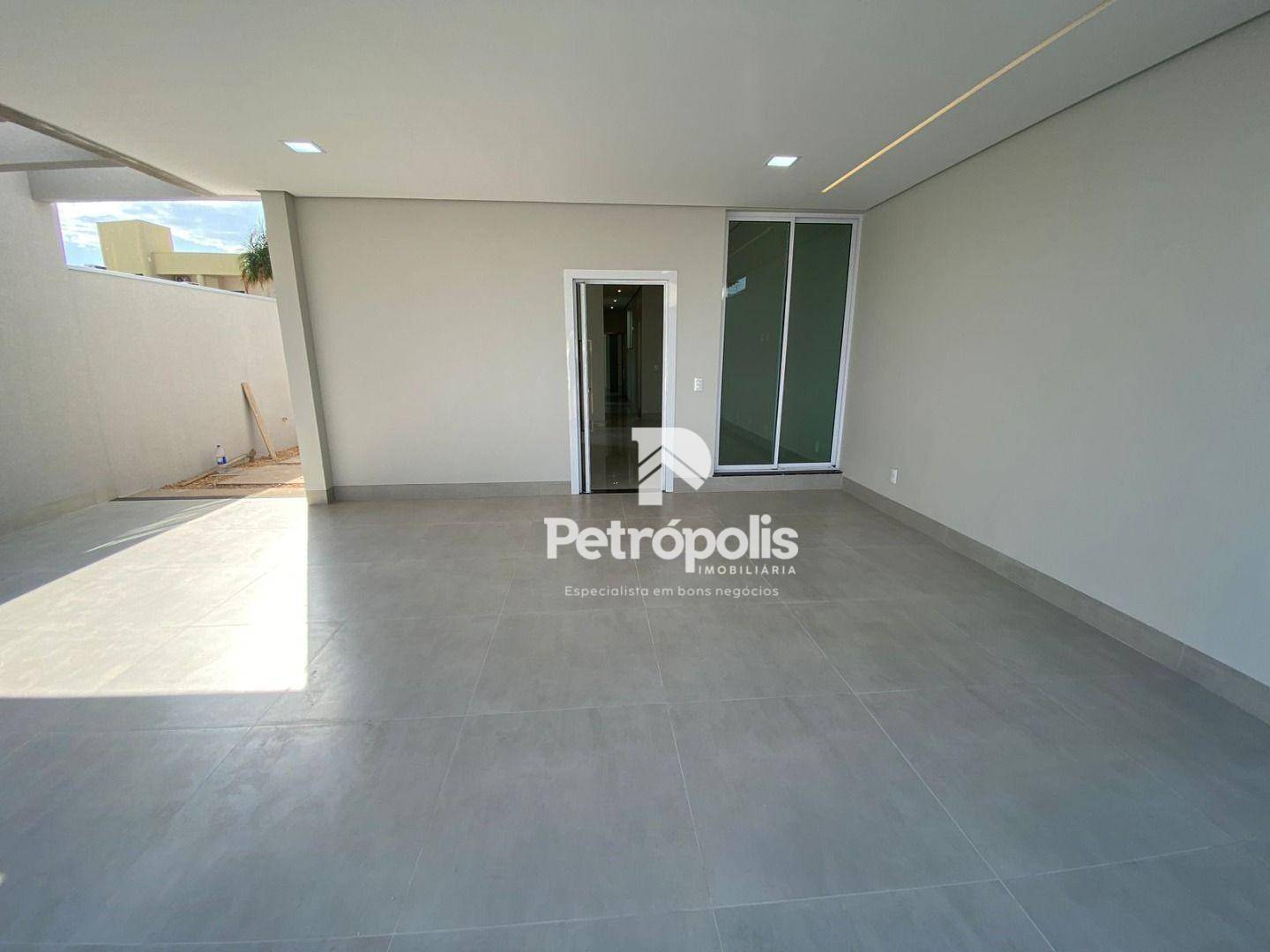 Casa à venda com 3 quartos, 142m² - Foto 2