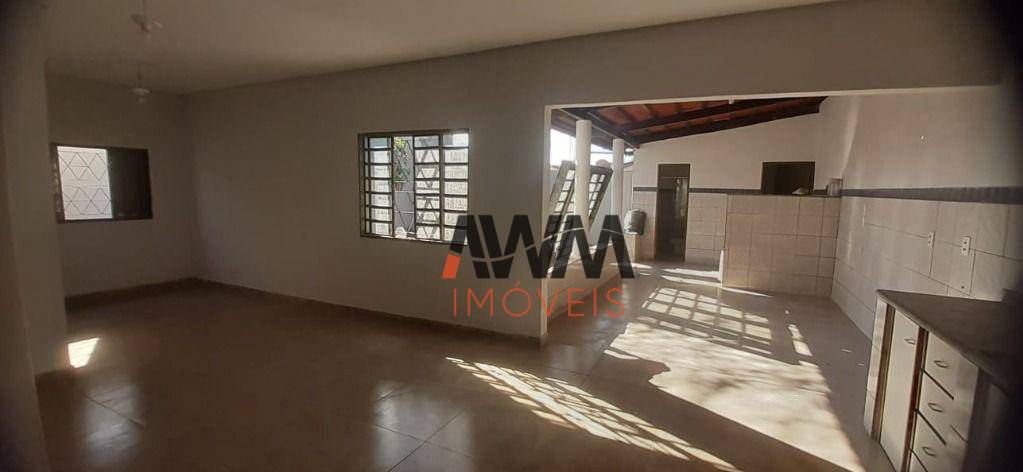 Casa à venda com 3 quartos, 180m² - Foto 2