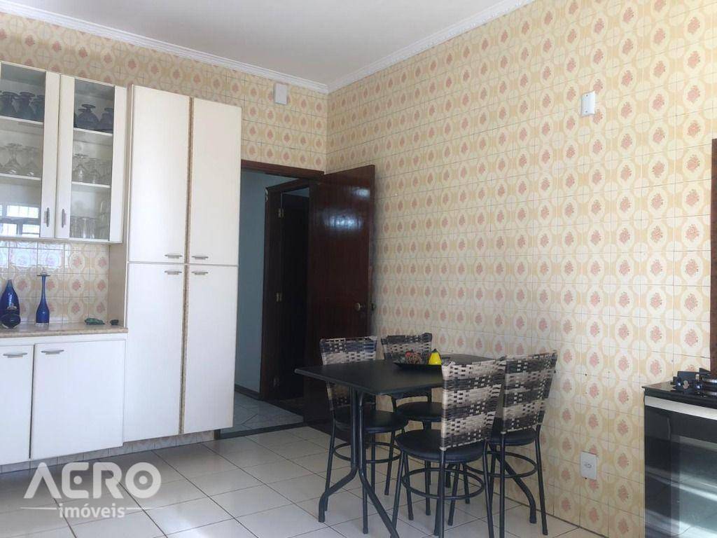 Casa à venda com 3 quartos, 251m² - Foto 8