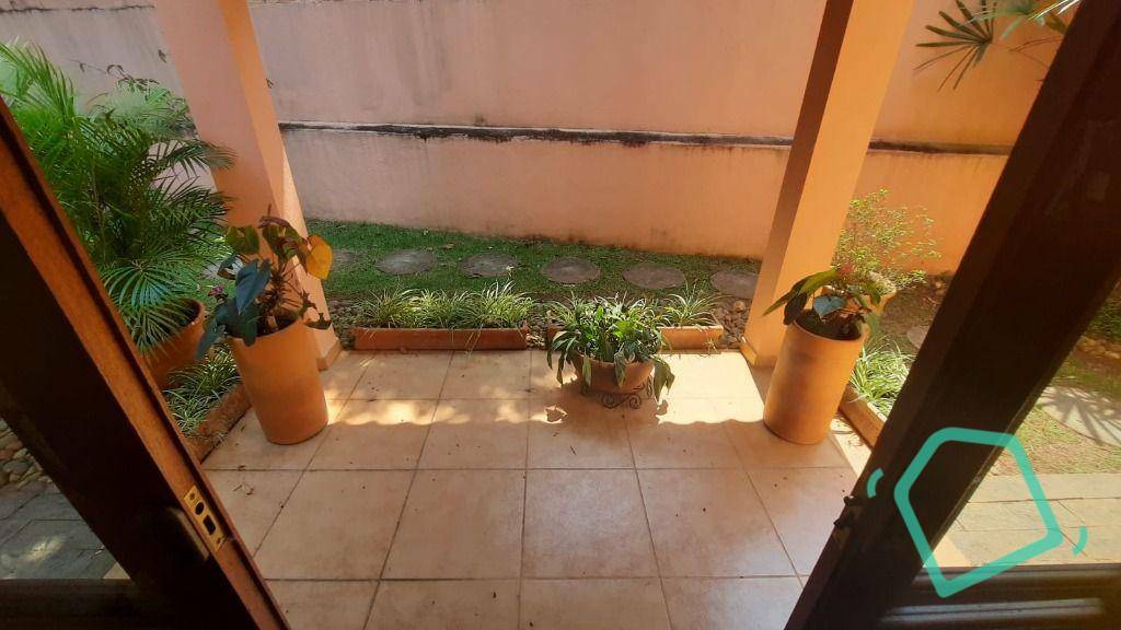 Casa de Condomínio à venda e aluguel com 3 quartos, 300m² - Foto 22