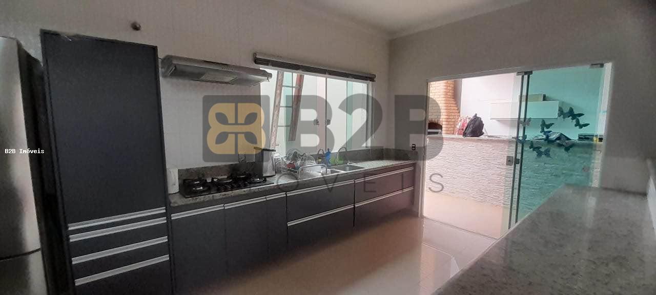 Casa à venda com 2 quartos, 224m² - Foto 1