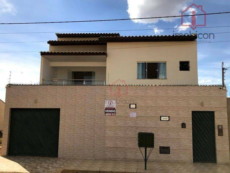 Casa à venda com 6 quartos, 220m² - Foto 1