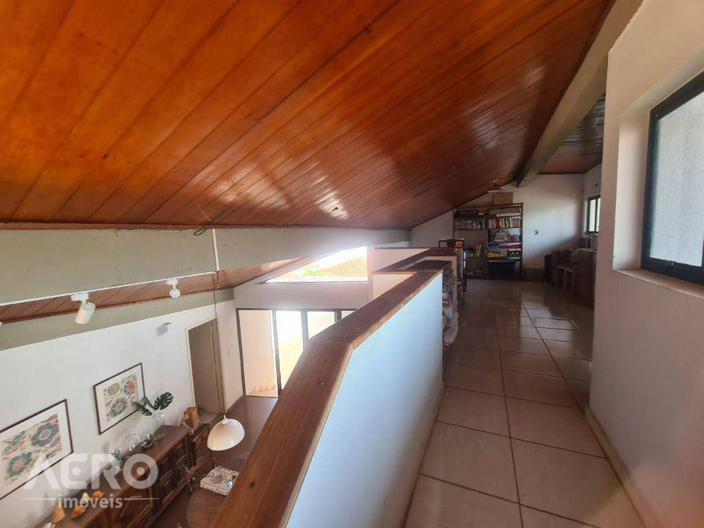 Casa à venda com 3 quartos, 347m² - Foto 4