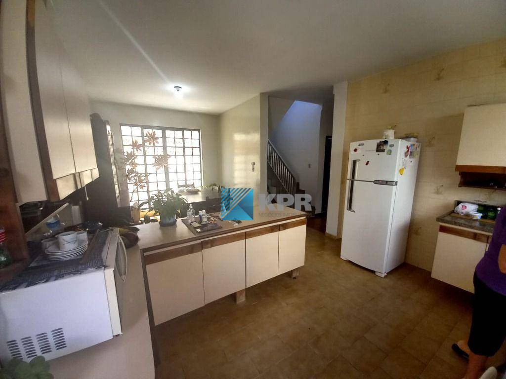 Casa à venda com 3 quartos, 246m² - Foto 4