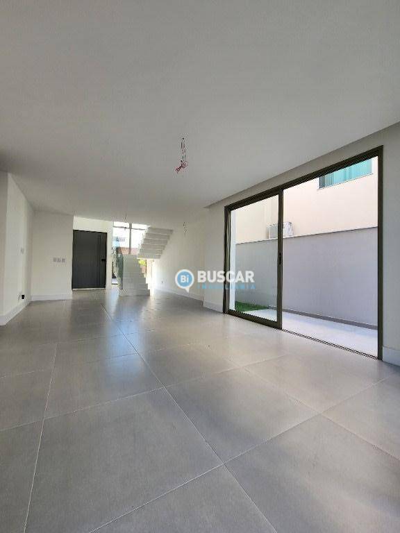 Casa de Condomínio à venda com 4 quartos, 225m² - Foto 7