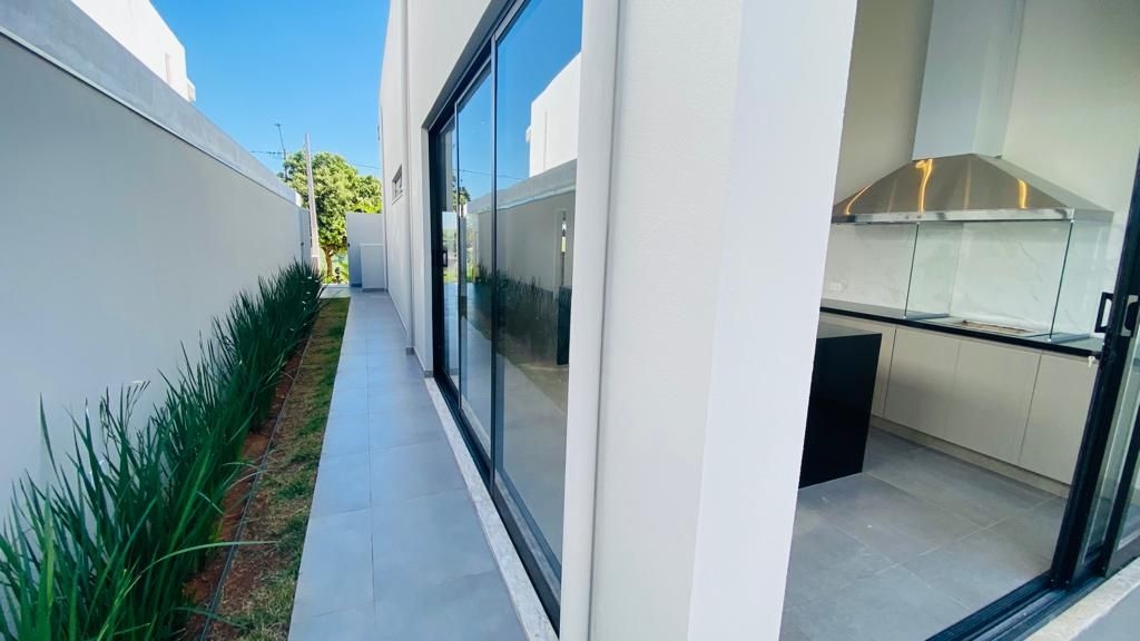 Casa à venda com 3 quartos, 210m² - Foto 2