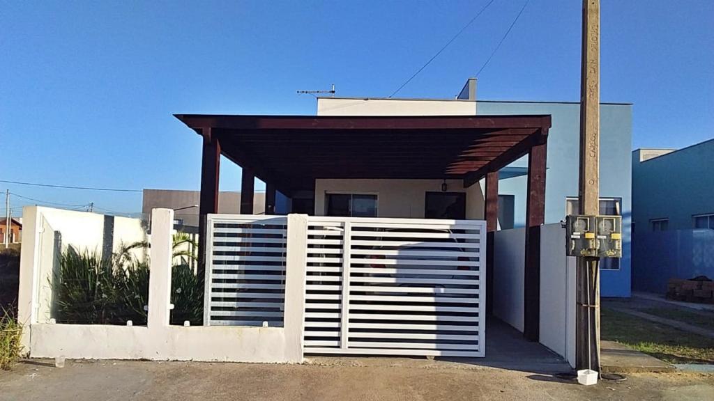 Casa à venda com 2 quartos, 66m² - Foto 1