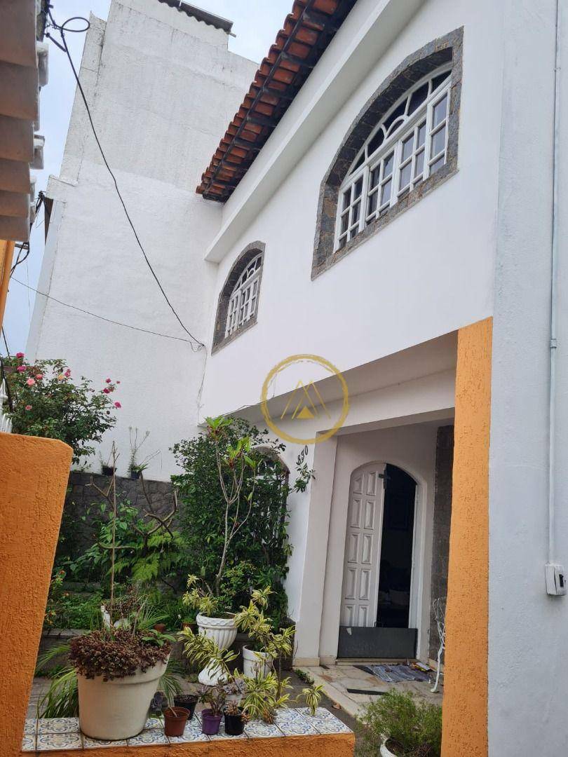 Casa à venda e aluguel com 3 quartos, 80m² - Foto 1