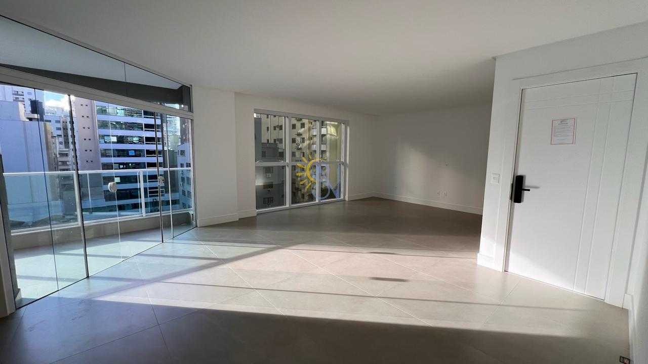 Apartamento à venda com 3 quartos, 142m² - Foto 2