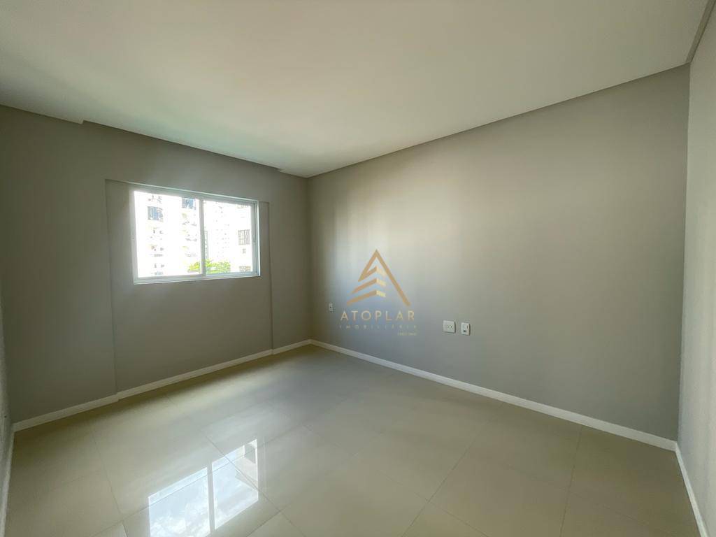 Apartamento à venda com 3 quartos, 159m² - Foto 11