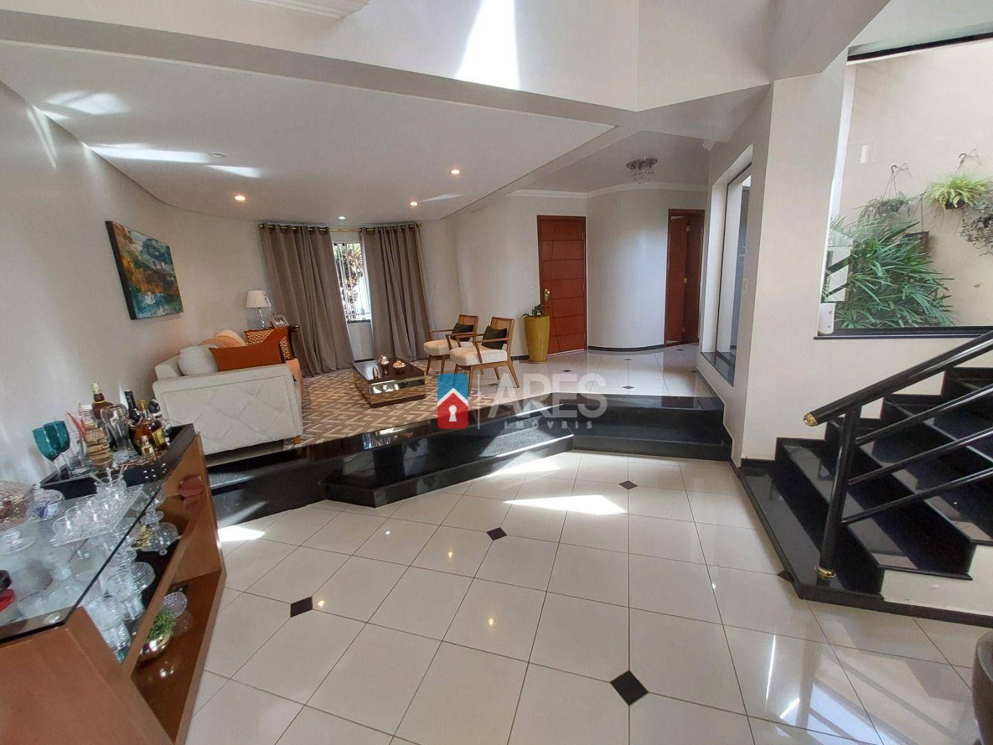 Casa à venda com 3 quartos, 344m² - Foto 1