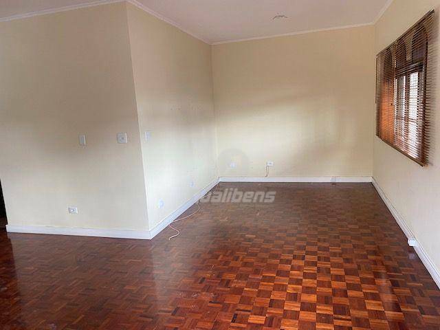 Casa para alugar com 3 quartos, 200m² - Foto 2