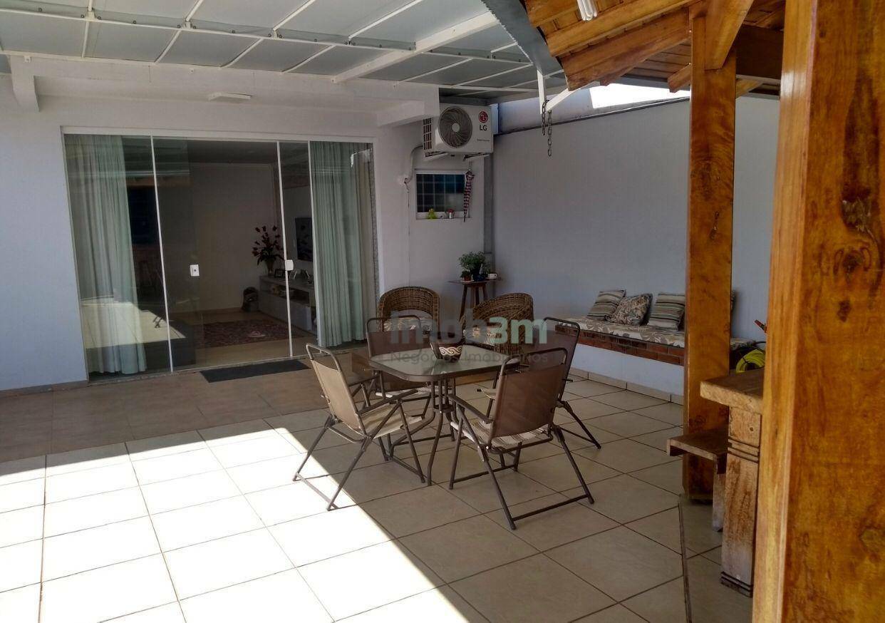 Casa à venda com 3 quartos, 220m² - Foto 5