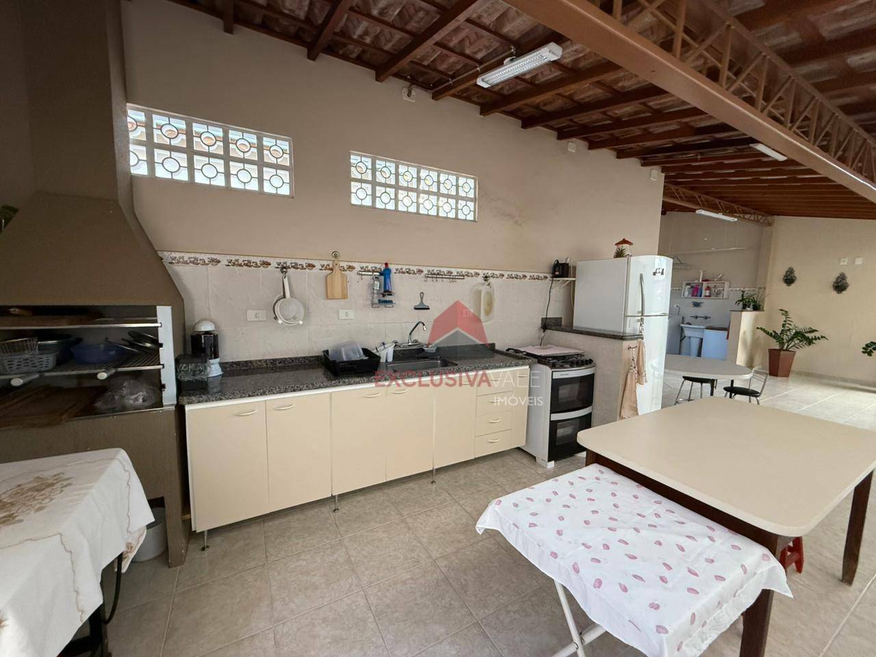 Casa à venda com 5 quartos, 149m² - Foto 2