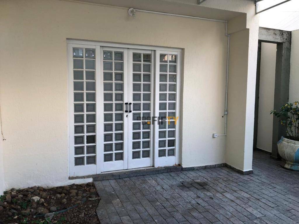 Casa à venda e aluguel com 6 quartos, 200m² - Foto 4