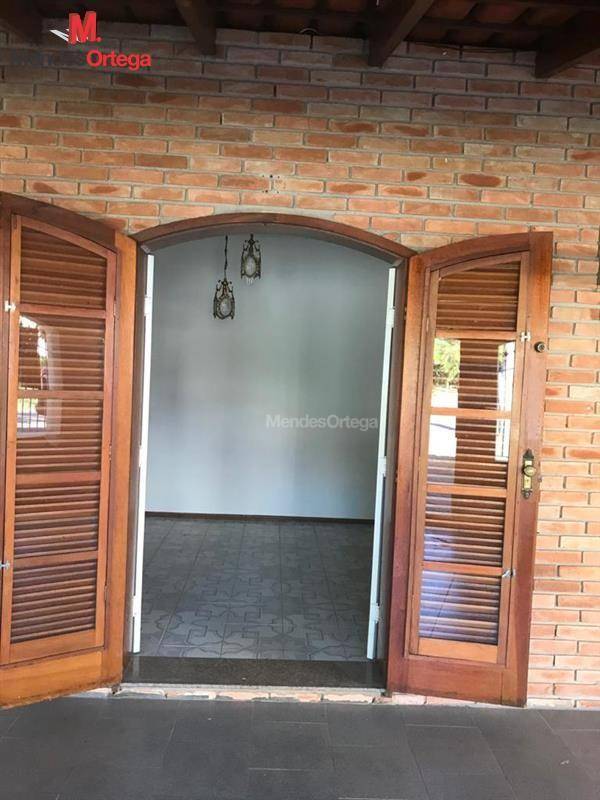 Casa para alugar com 3 quartos, 204m² - Foto 4