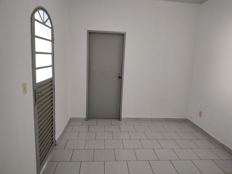 Casa para alugar com 2 quartos, 120m² - Foto 1