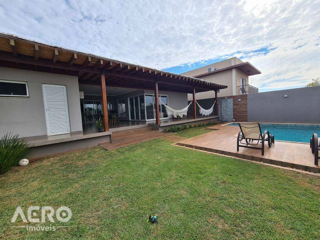 Casa de Condomínio à venda com 3 quartos, 330m² - Foto 1