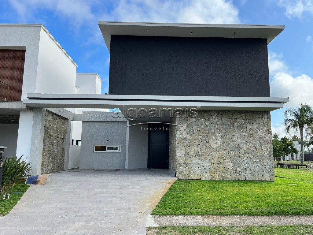 Casa de Condomínio à venda com 4 quartos, 260m² - Foto 1