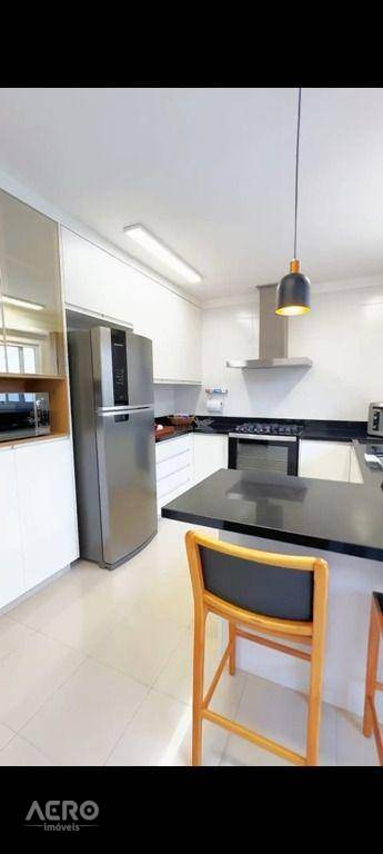 Casa à venda com 3 quartos, 270m² - Foto 12