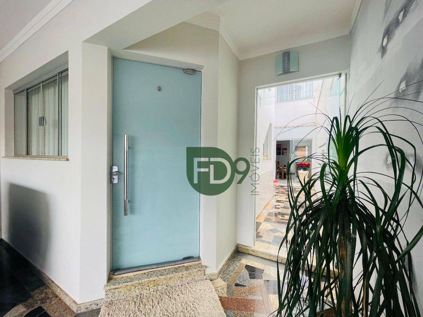 Casa à venda com 3 quartos, 184m² - Foto 1