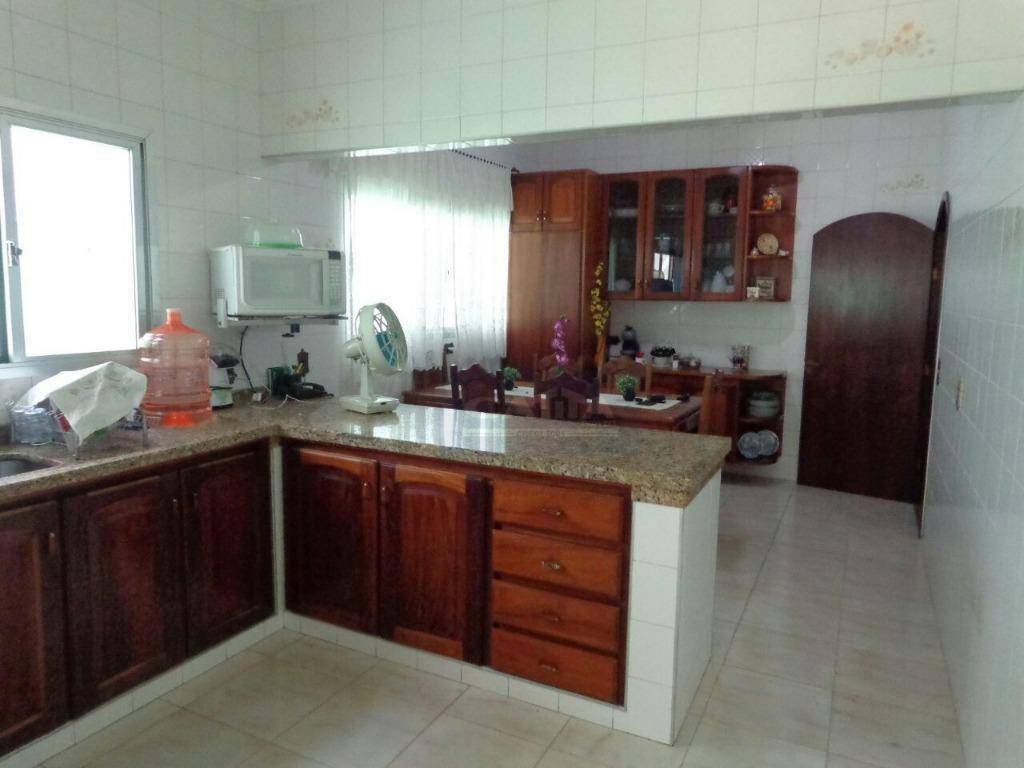 Casa à venda com 3 quartos, 235m² - Foto 1