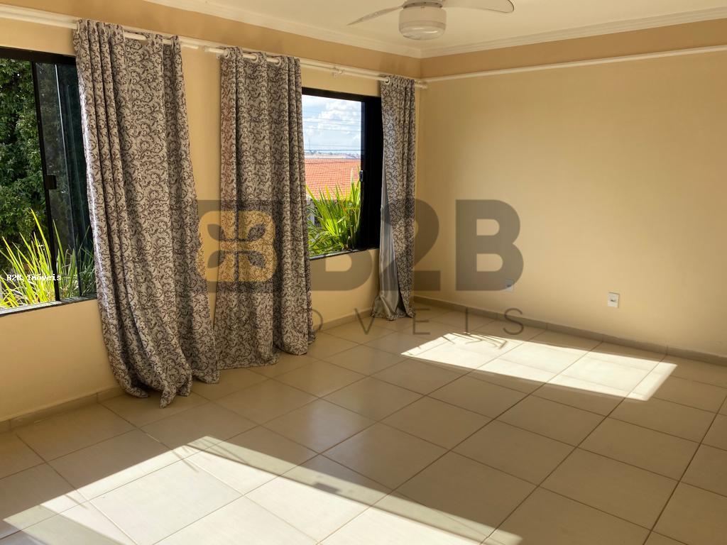 Casa à venda com 3 quartos, 169m² - Foto 1