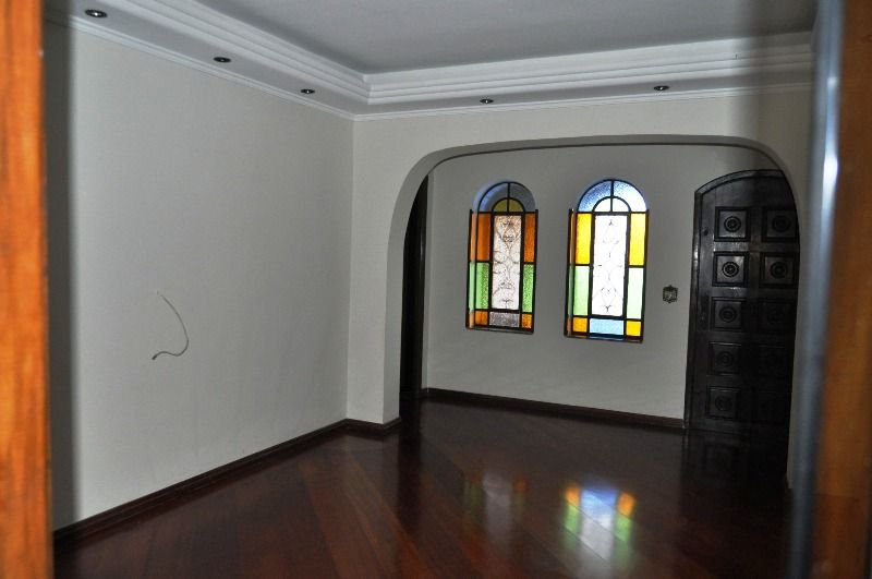 Casa à venda com 4 quartos, 190m² - Foto 1