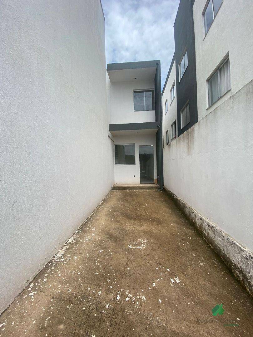 Casa à venda com 2 quartos, 80m² - Foto 1