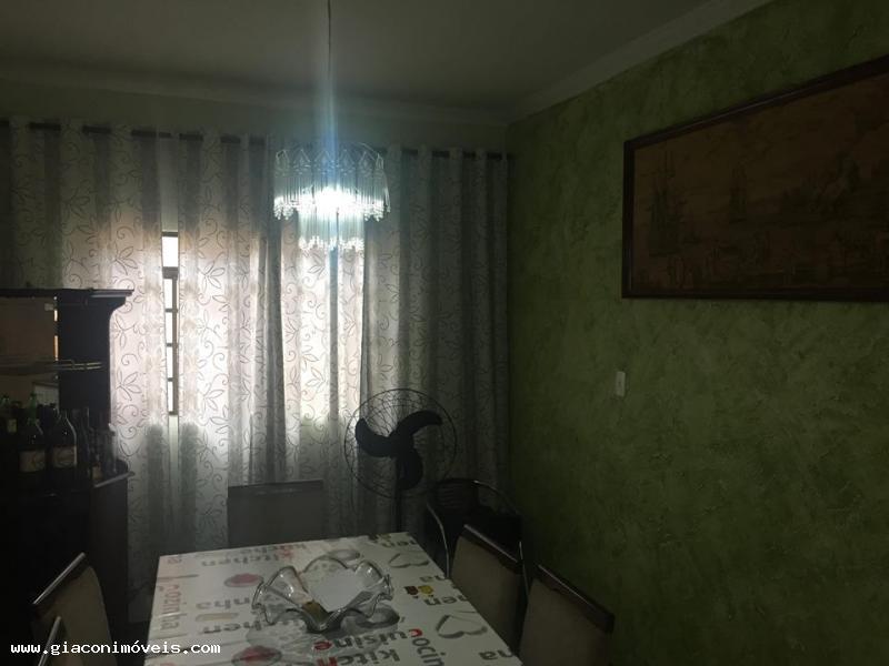 Casa à venda com 3 quartos, 190m² - Foto 1