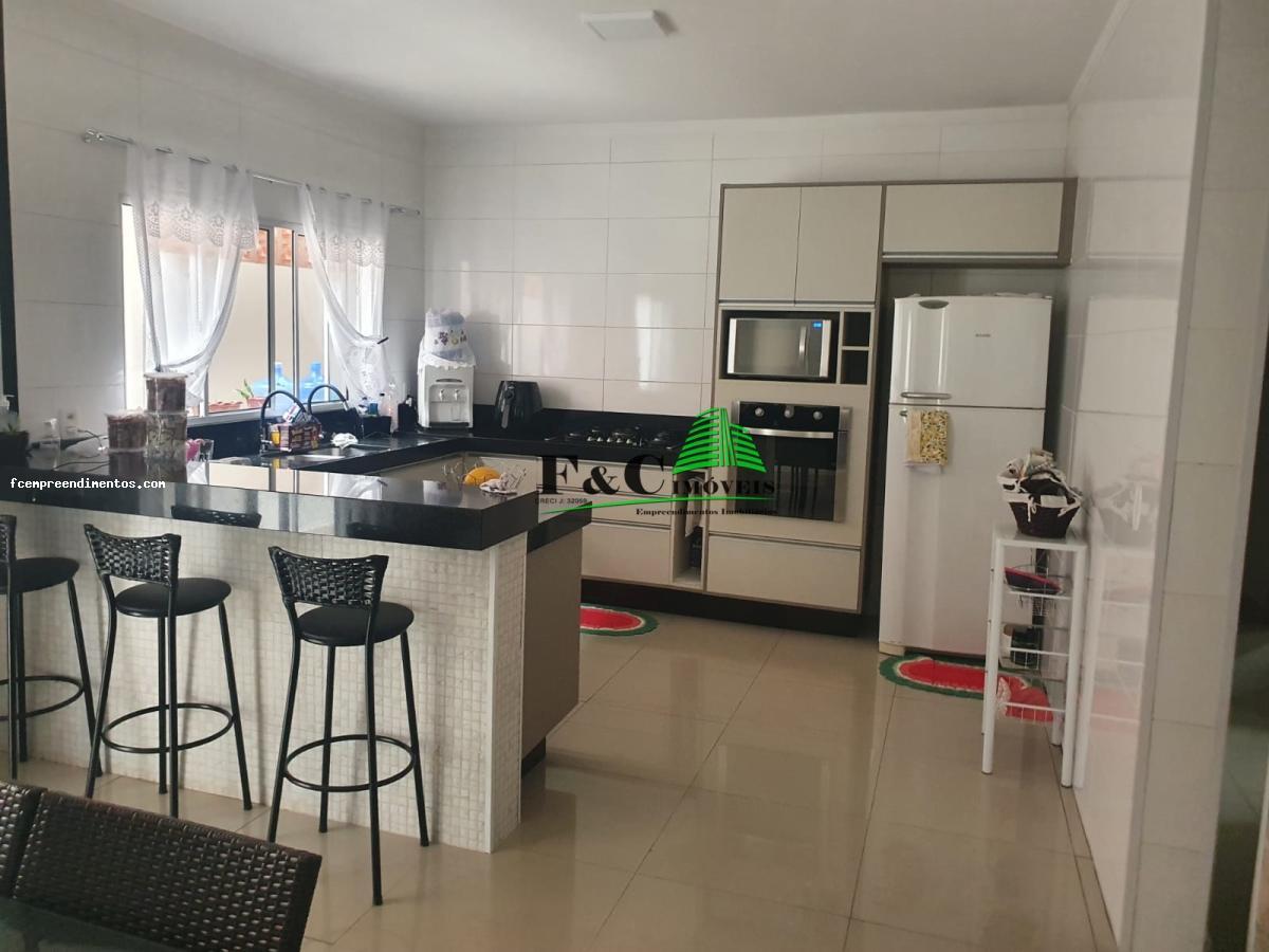 Casa à venda com 3 quartos, 282m² - Foto 1