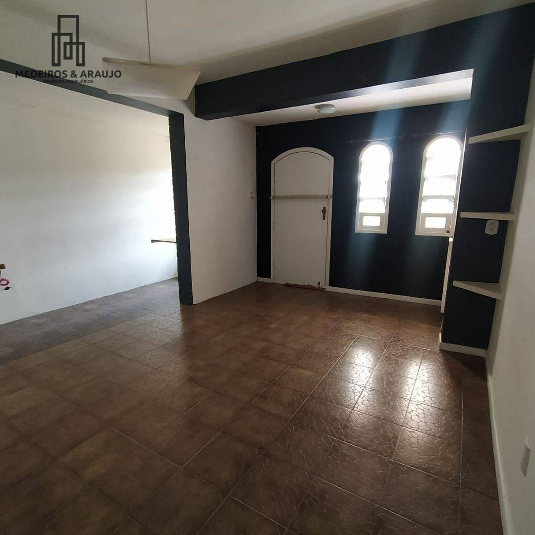 Casa à venda com 4 quartos, 210m² - Foto 13