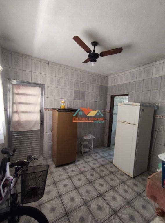 Casa à venda com 8 quartos, 300m² - Foto 2