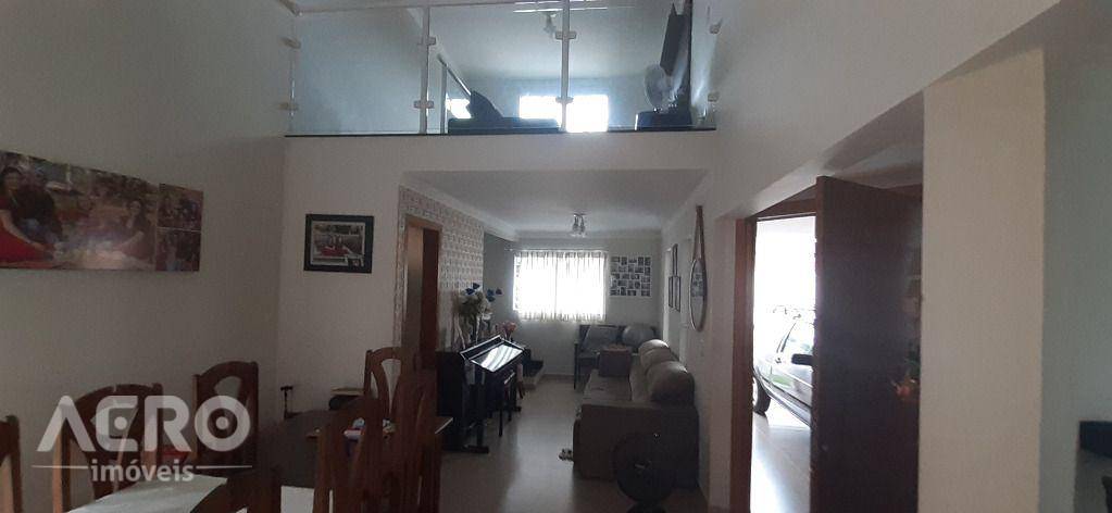 Casa à venda com 3 quartos, 169m² - Foto 1