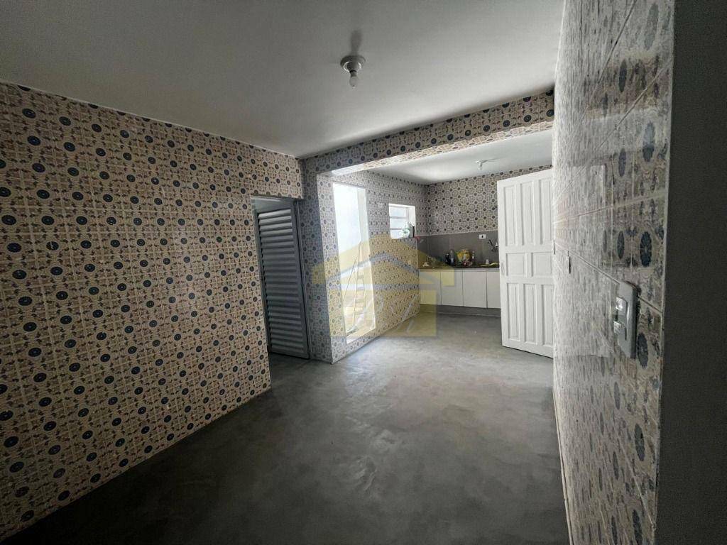 Casa para alugar com 2 quartos, 40m² - Foto 2