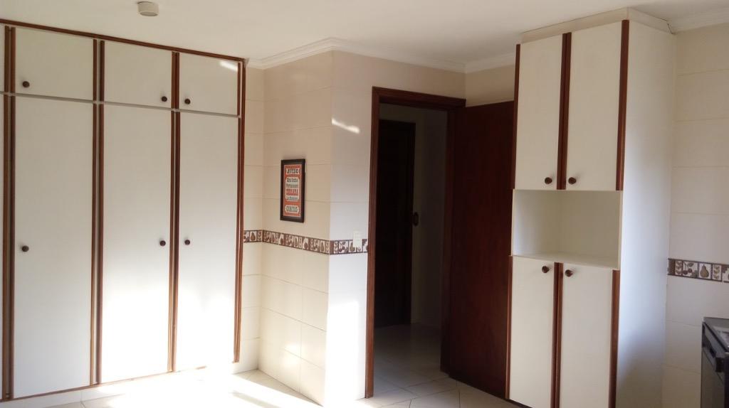 Apartamento à venda com 4 quartos, 223m² - Foto 2