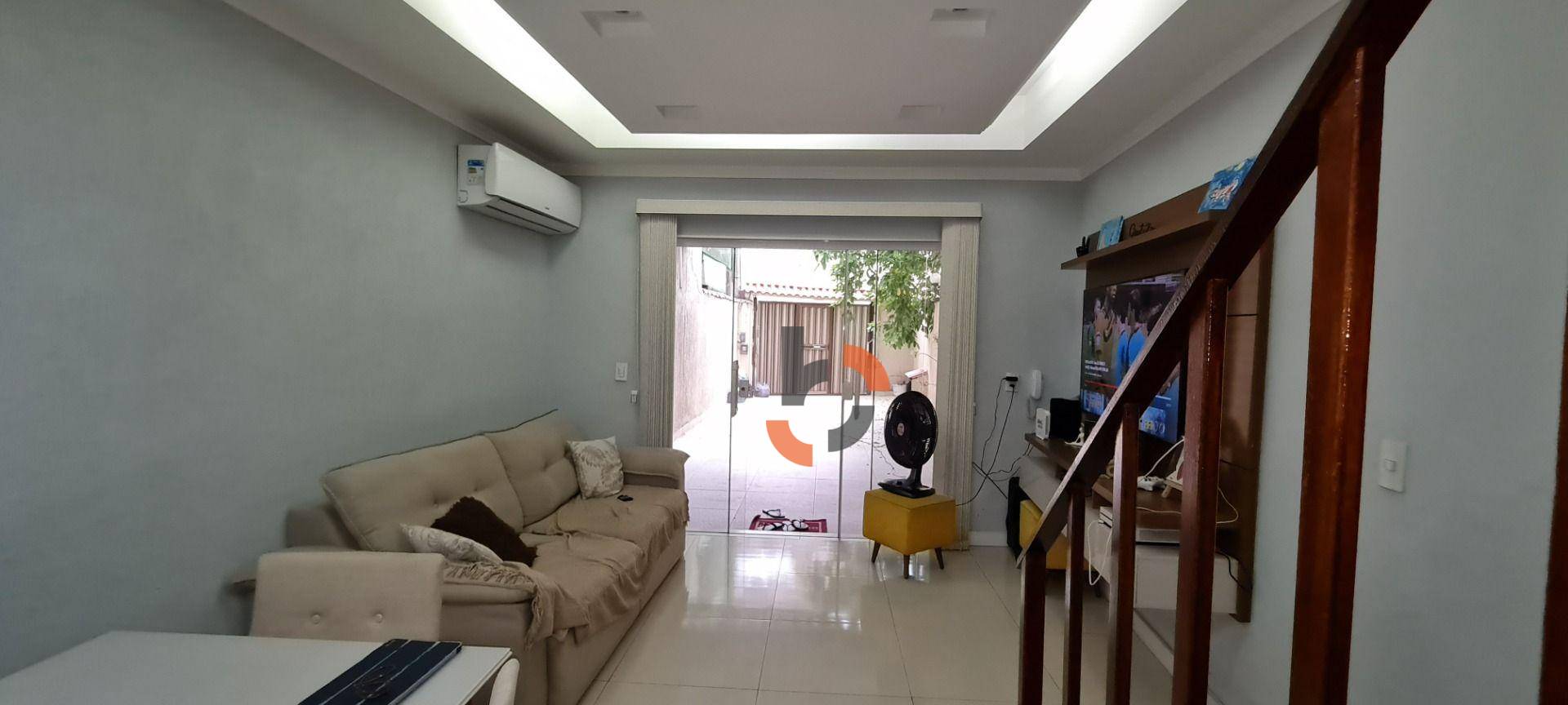 Casa à venda com 2 quartos, 70m² - Foto 1