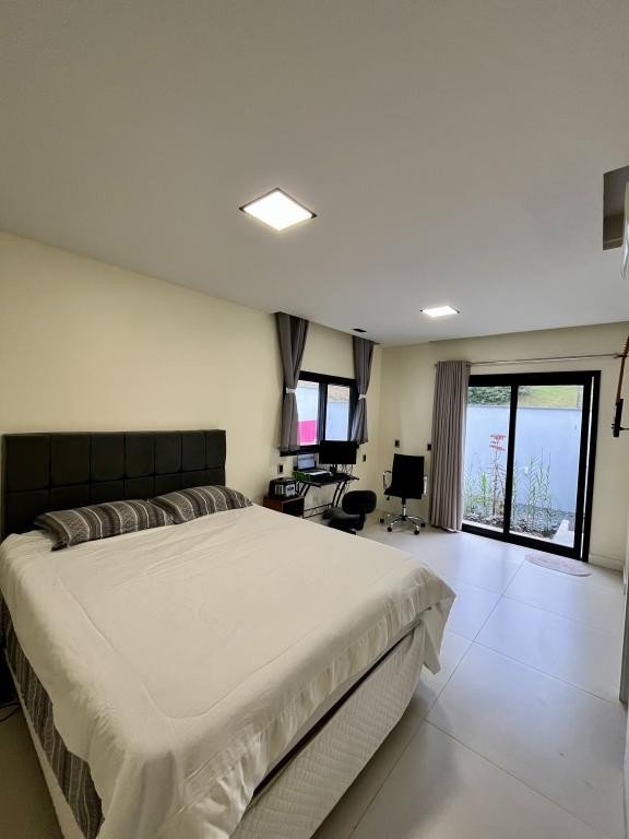 Casa à venda com 3 quartos, 299m² - Foto 8