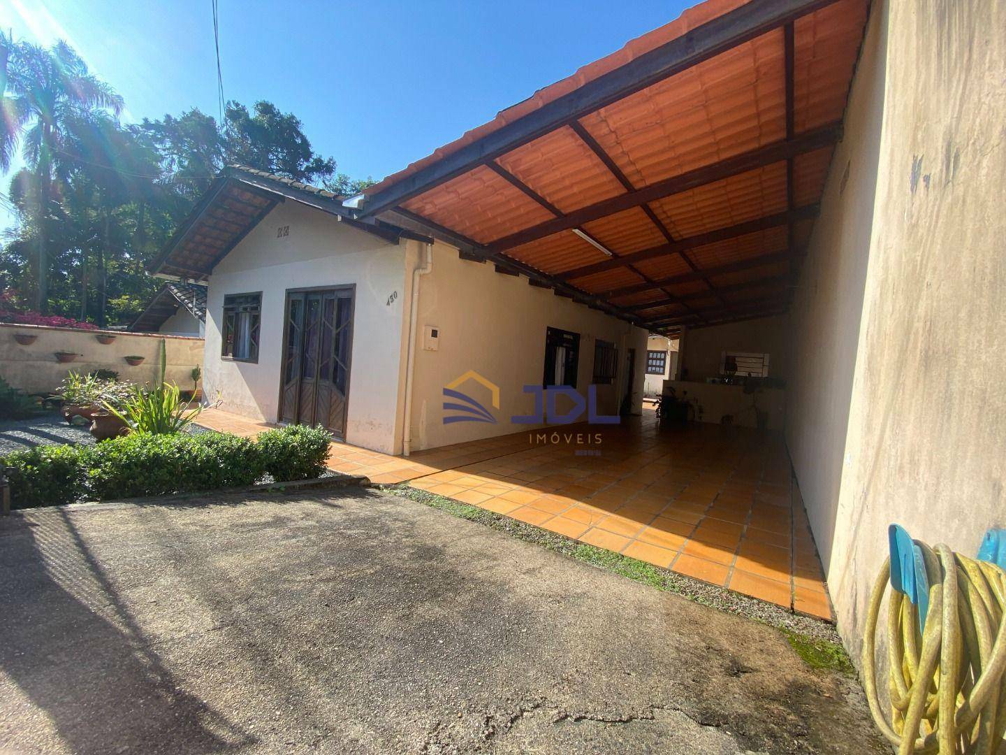 Casa à venda com 3 quartos, 98m² - Foto 1